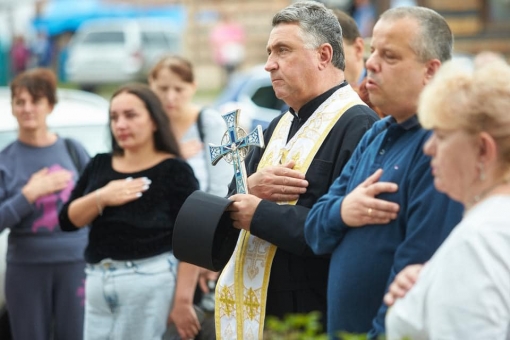 На фасаді будинку , де проживав Захисник - відкрили та освятили памʼятну дошку Олегу Самбурову.